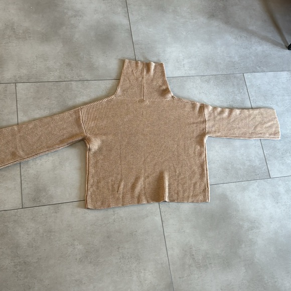 Tan turtle neck sweater - Picture 2 of 2